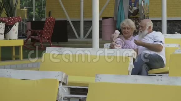 快乐的老人和老妇人在夏季电影院互相喂爆米花视频的预览图