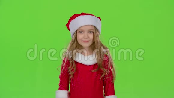 助理圣诞老人的宝贝悄悄地对他们的精灵说绿色屏幕慢动作视频的预览图