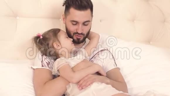 慈爱的父亲拥抱他的小女儿视频的预览图
