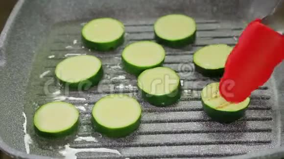 绿色小胡瓜是用黄油在烤盘里煎的视频的预览图