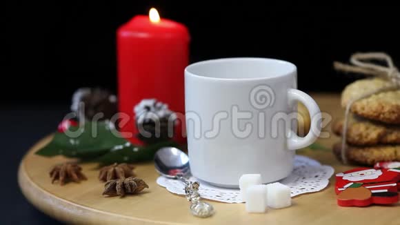 早上假日早餐的电影自制圣诞饼干咖啡和燃烧蜡烛在木桌上视频的预览图