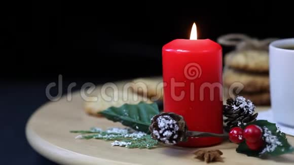 早上假日早餐的电影自制圣诞饼干咖啡和燃烧蜡烛在木桌上视频的预览图