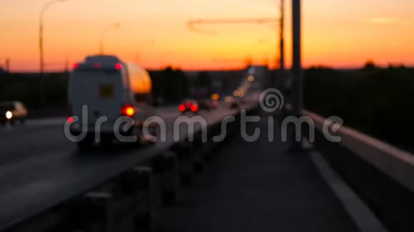 高速公路车辆在夜间模糊背景晚上汽车在桥上行驶在黑暗中自由视频的预览图