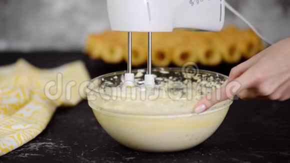 电搅拌机搅拌奶油的特写视频的预览图