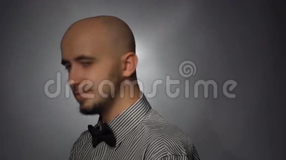 一个留着胡子的人在纠正领带和微笑视频的预览图