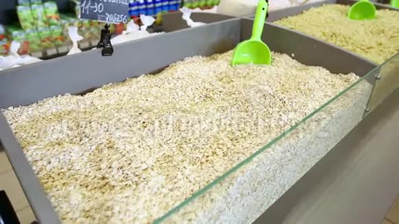 店内陈列荞麦豌豆面食投中弹视频的预览图