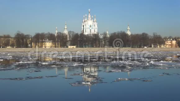 春天冰漂在斯莫尼大教堂阳光明媚的四月天俄罗斯圣彼得堡视频的预览图