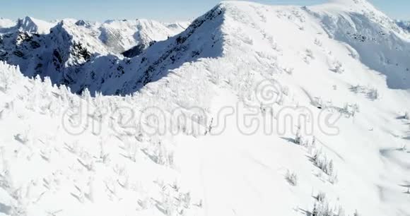 滑雪者在雪山上行走4k视频的预览图