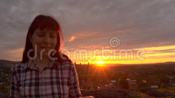 在日落时慢动作的年轻女子视频的预览图