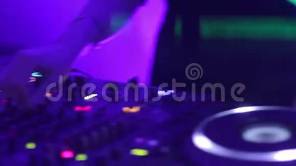 女性DJ在夜总会操纵专业音响设备视频的预览图
