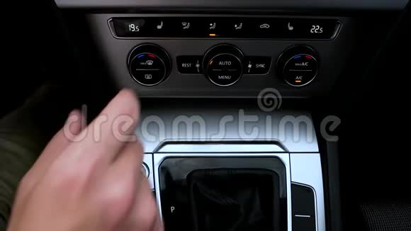 男人控制着车里的空调视频的预览图