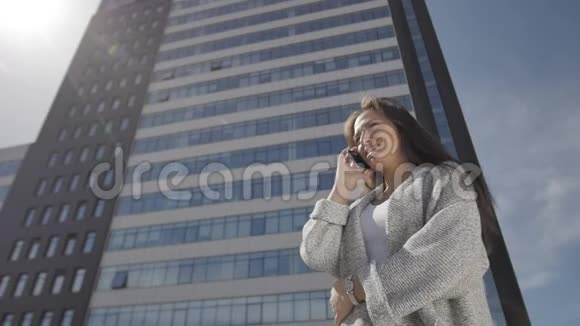 摩天大楼的女人在打电话视频的预览图
