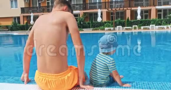 游泳池附近有两个快乐的孩子视频的预览图