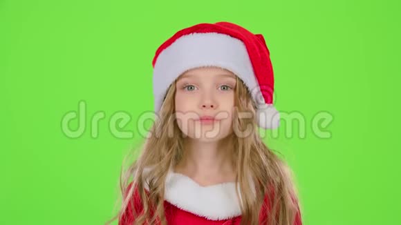 助理圣诞老人的孩子悄悄地对他们的精灵说绿色屏幕慢动作视频的预览图