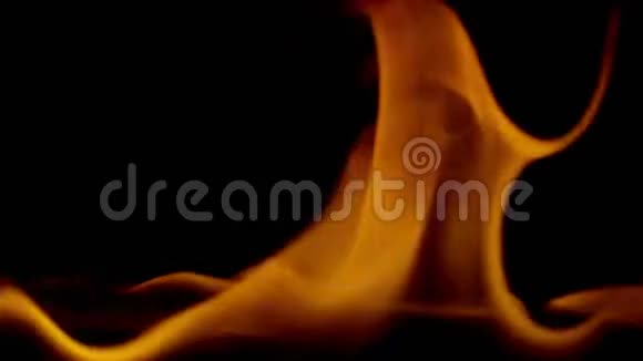 黑色背景4k的橙色火焰视频的预览图