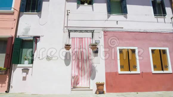 布拉诺岛的旧彩色住宅意大利的夏季炎热威尼斯视频的预览图
