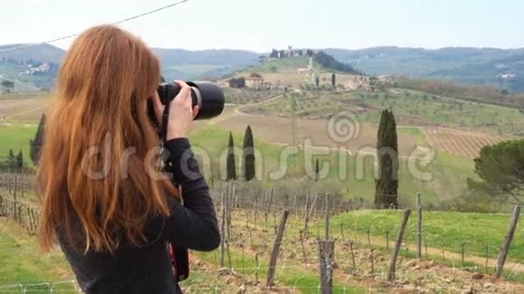 拍托斯卡尼亚风景的女孩视频的预览图