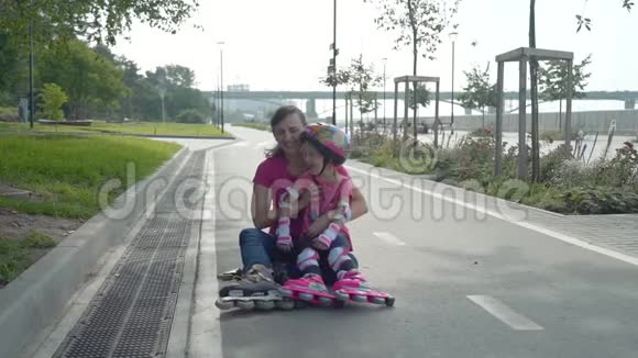 小女孩和她的母亲带着滚筒视频的预览图