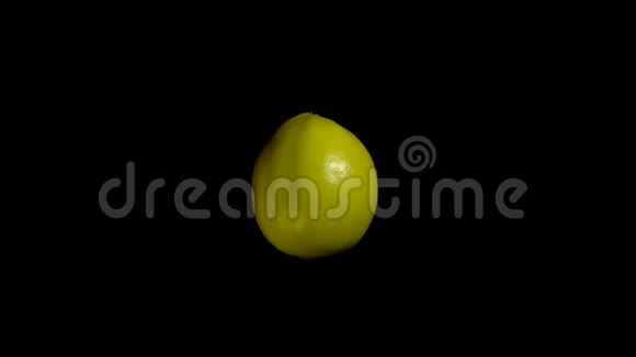 特写旋转黄柠檬的黑色背景视频的预览图