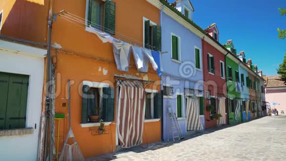 彩绘建筑布拉诺岛上的街道意大利建筑视频的预览图