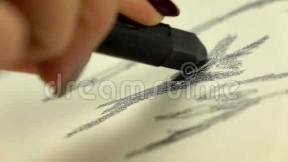 慢镜头艺术家女孩用黑色铅画特写视频的预览图