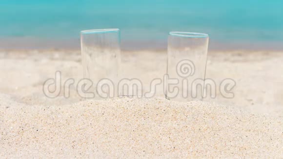 在沙滩上在大海的背景下两杯果汁视频的预览图