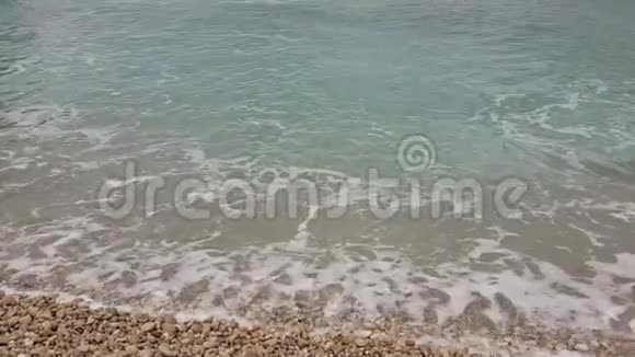 海浪拍打在地中海海滩的鹅卵石上视频的预览图
