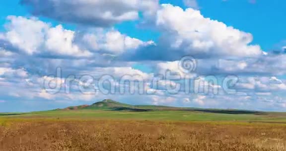 时光流逝美丽的风景云在绿色的田野上4K全高清云漂浮在天空中白云运动视频的预览图
