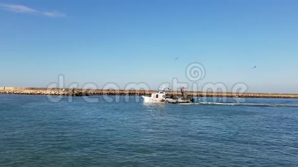 渔船进入西班牙地中海港口视频的预览图