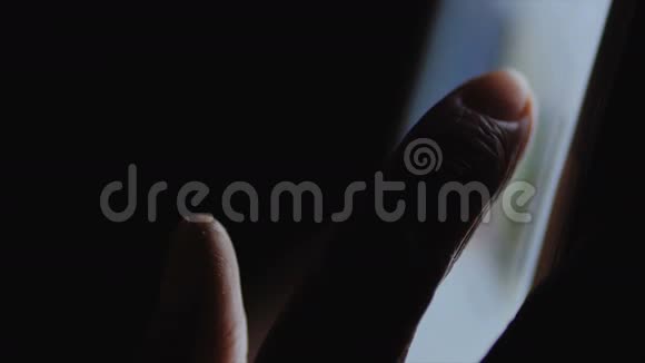 用平板电脑特写手指的手视频的预览图