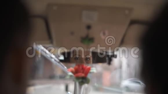 新婚夫妇在车里翻镜子视频的预览图