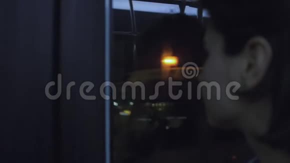 休闲金发的年轻女性游客在窗口附近的转车机上使用公共汽车机场背景飞机视频的预览图