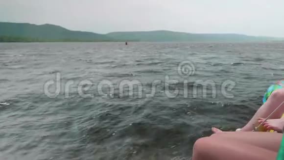 女腿挂在游艇板上视频的预览图