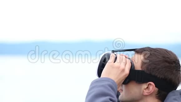 人类使用虚拟现实眼镜来对抗天空和风景视频的预览图