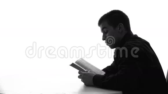 年轻的成年人读圣经并向上帝祈祷视频的预览图