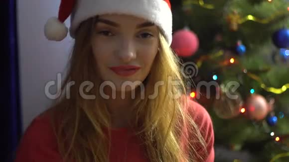 戴帽圣诞老人的迷人少女得到圣诞礼物视频的预览图