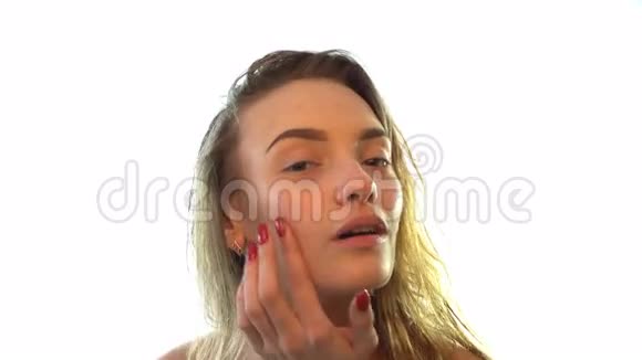 女孩在你脸上擦奶油视频的预览图