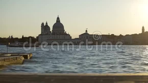 圣玛丽健康教堂穹顶在威尼斯天际线黄昏度假在意大利视频的预览图