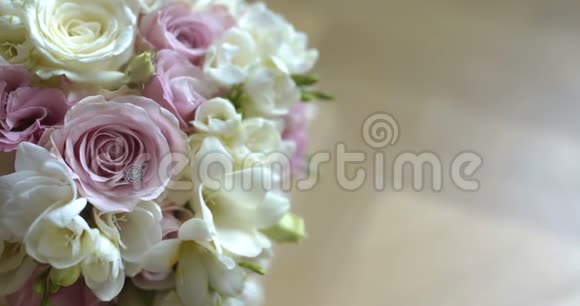 一束新鲜玫瑰婚礼新娘花束视频的预览图