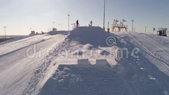 莫卧儿滑雪从山上下山视频的预览图