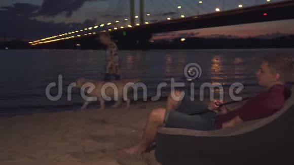 帅哥晚上在海滩上抽烟视频的预览图
