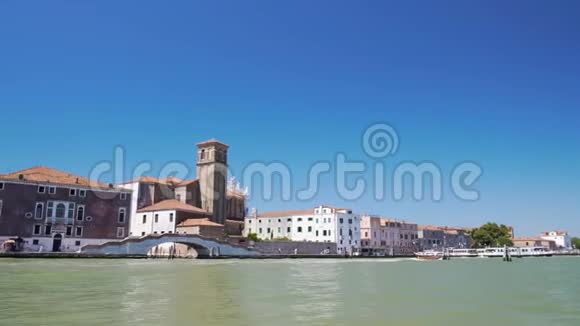 大运河和威尼斯建筑的景观从水上出租车旅行视频的预览图