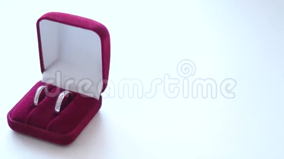 婚礼戒指在一个红色的盒子里视频的预览图