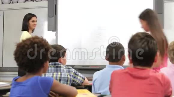 学生站在班级写作的前沿视频的预览图