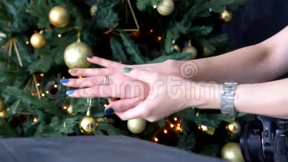 女孩用美甲抚摸他的手在你手指上玩戒指视频的预览图