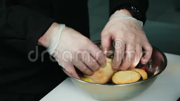 厨师把蔬菜沙拉的原料混合在碗里在碗中加入酱汁搅拌蔬菜沙拉混合视频的预览图