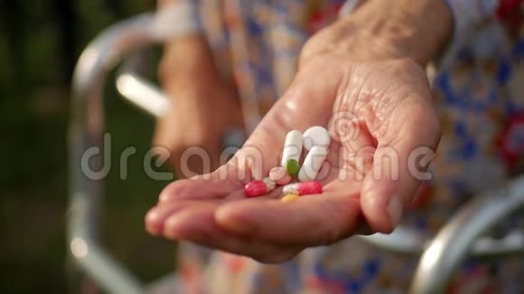 一个年老的女人手里拿着药一个年老的女人手里拿着药健康问题视频的预览图
