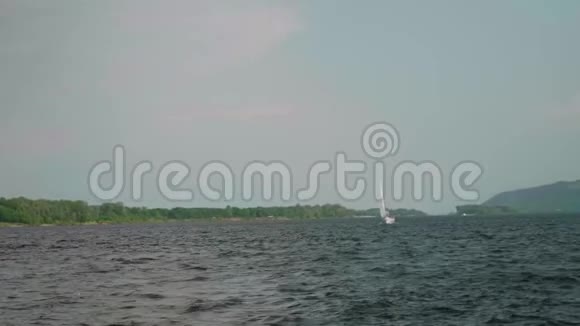 从波涛汹涌的水面上的游艇板上眺望岸边视频的预览图