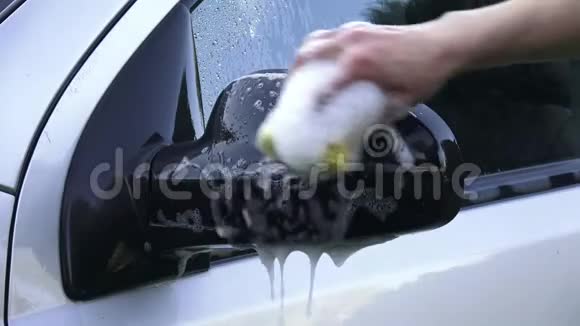 一只女性手清洁后视镜视频的预览图