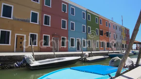 布拉诺岛荒凉的街道五颜六色的房子窗户紧闭威尼斯视频的预览图